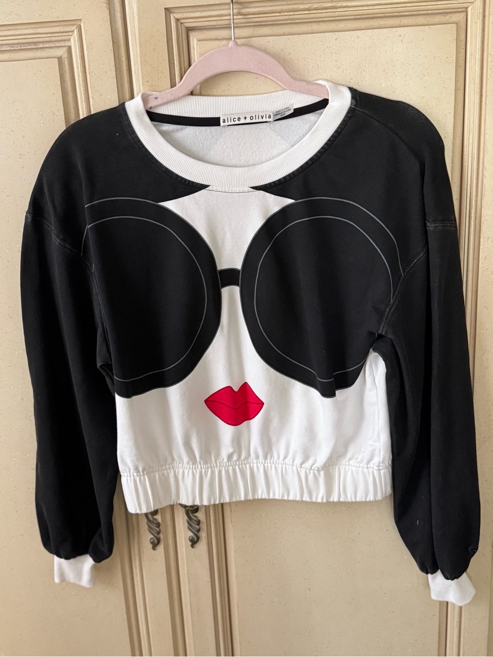 Alice + Olivia Black & White Cropped Graphic Sweatshirt with Red Lip